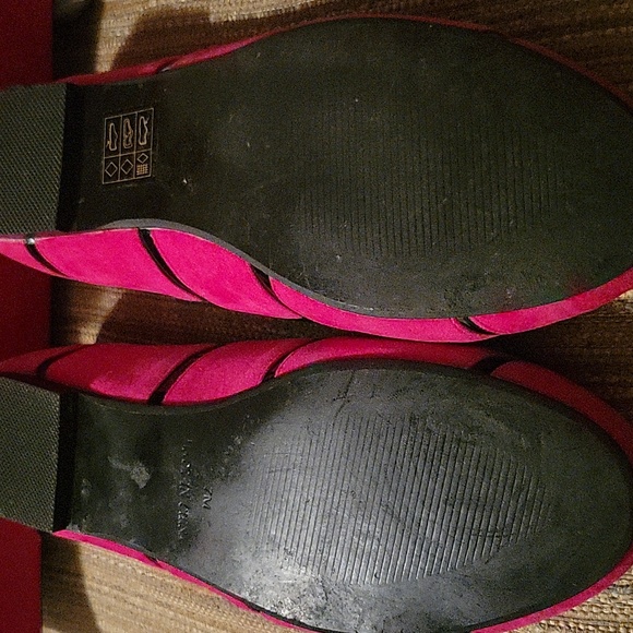 Pink and black shoes. - Picture 4 of 6